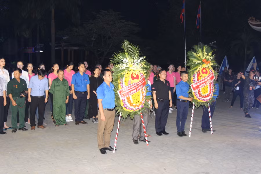 Dâng hương, dâng hoa đến anh linh liệt sỹ tại Nghĩa trang quốc tế Việt – Lào