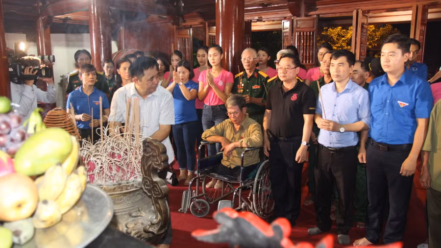 Đoàn đại biểu dâng hương tại đền thờ Chủ tịch Hồ Chí Minh