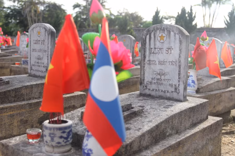 Thí sinh Hoa hậu Việt Nam thắp nến tri ân tại Nghĩa trang quốc tế Việt - Lào ảnh 7
