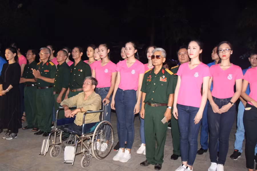 Các thí sinh HHVN cùng các cựu chiến binh, đoàn viên tưởng nhớ công ơn các liệt sỹ đã hi sinh bảo vệ Tổ quốc và làm nhiệm vụ quốc tế
