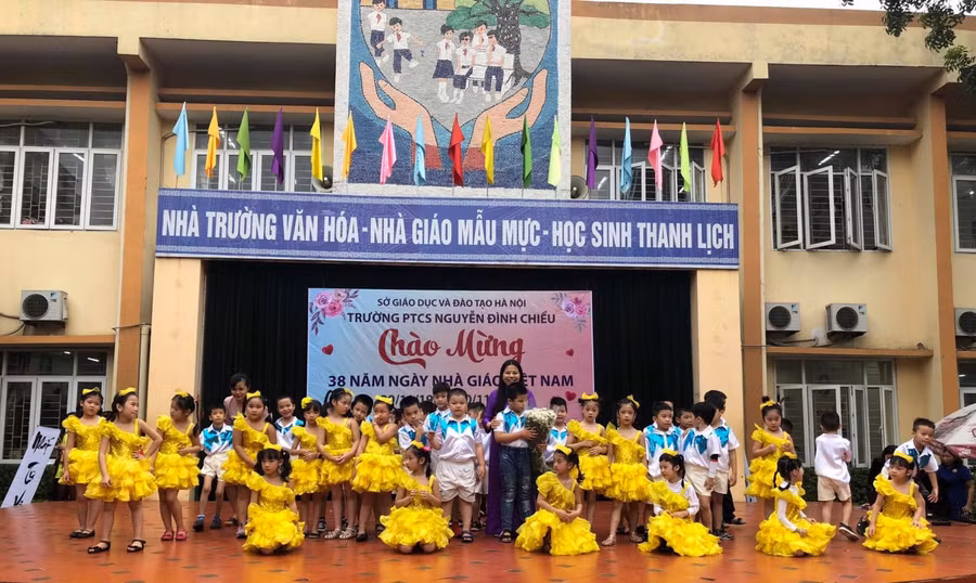 Hoạt động văn nghệ chào mừng ngày 20/11 của cô và trò trường PTCS Nguyễn Đình Chiểu. Ảnh tư liệu