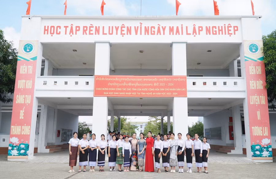 Lưu học sinh Lào chụp ảnh lưu niệm cùng các bạn và thầy cô giáo mới ở Trường Phổ thông DTNT THPT số 2 Nghệ An. Ảnh: Hồ Lài.