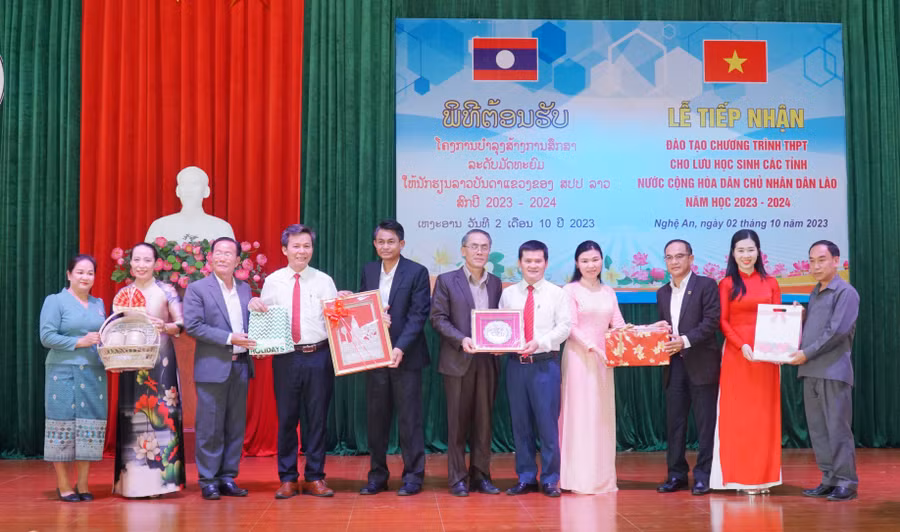 Đại diện 6 tỉnh nước bạn Lào tặng quà lưu niệm cho Trường Phổ thông DTNT THPT số 2 tỉnh Nghệ An. Ảnh: Hồ Lài.