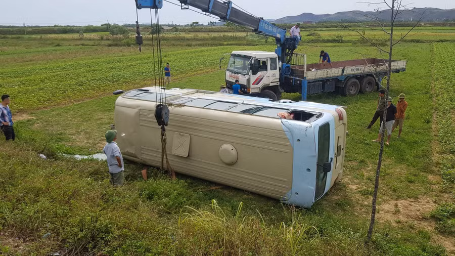 Xe chở công nhân may bị lật xuống ruộng