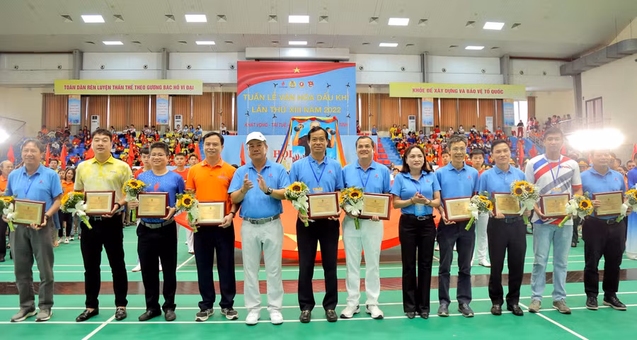 Công đoàn DKVN trao tặng biểu trưng tuyên dương các đơn vị tiêu biểu trong phong trào xây dựng đời sống văn hóa cơ sở năm 2022