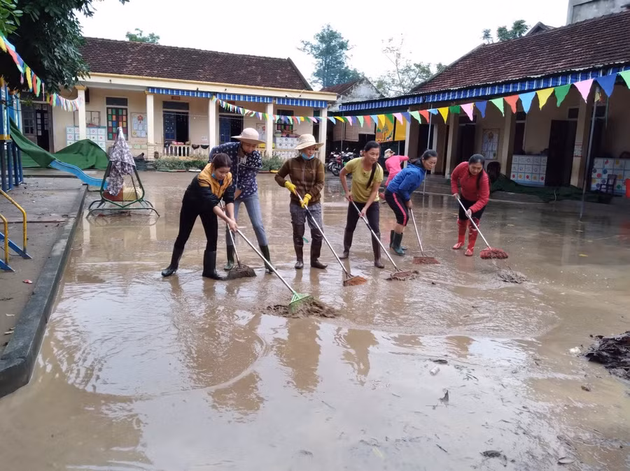 Trong đợt mưa lũ tháng 10 vừa qua, nhiều trường học tại Nghệ An bị nước ngập sâu, thiệt hại cơ sở vật chất.