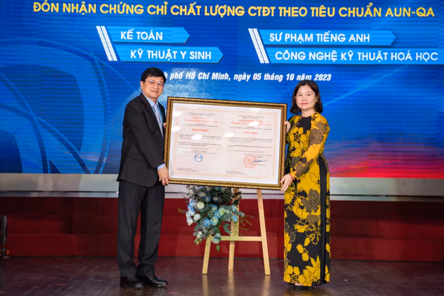 Trường Đại học Sư phạm Kỹ thuật nhận chứng nhận đạt tiêu chuẩn chất lượng do Bộ GD&amp;ĐT ban hành. Ảnh: HCMUTE