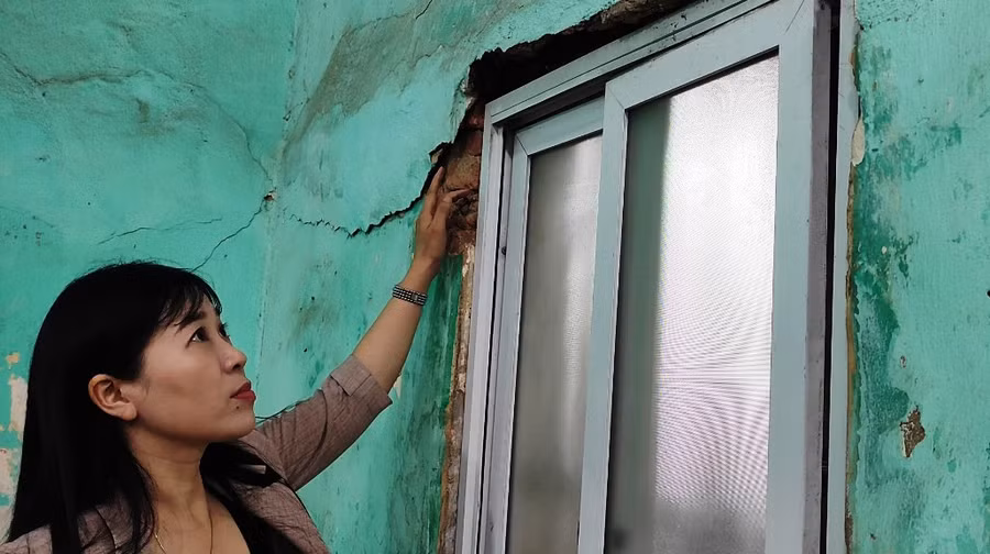 Những vết nứt ở góc cửa sổ phòng học. Ảnh: TL Những vết nứt ở góc cửa sổ phòng học. Ảnh: TL