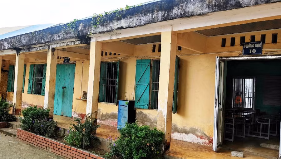 Hiệu trưởng nhà trường cho biết, dãy phòng học này đã phải đóng cửa để đảm bảo an toàn cho học sinh và giáo viên. Ảnh: TL Hiệu trưởng nhà trường cho biết, dãy phòng học này đã phải đóng cửa để đảm bảo an toàn cho học sinh và giáo viên. Ảnh: TL