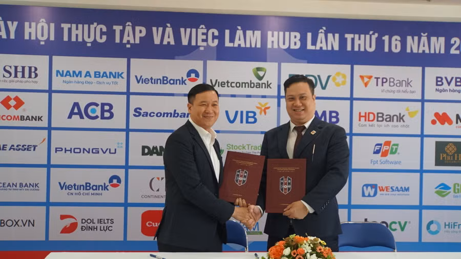 Nghi thức ký kết hợp tác tham gia ngày hội. Ảnh: Mạnh Tùng