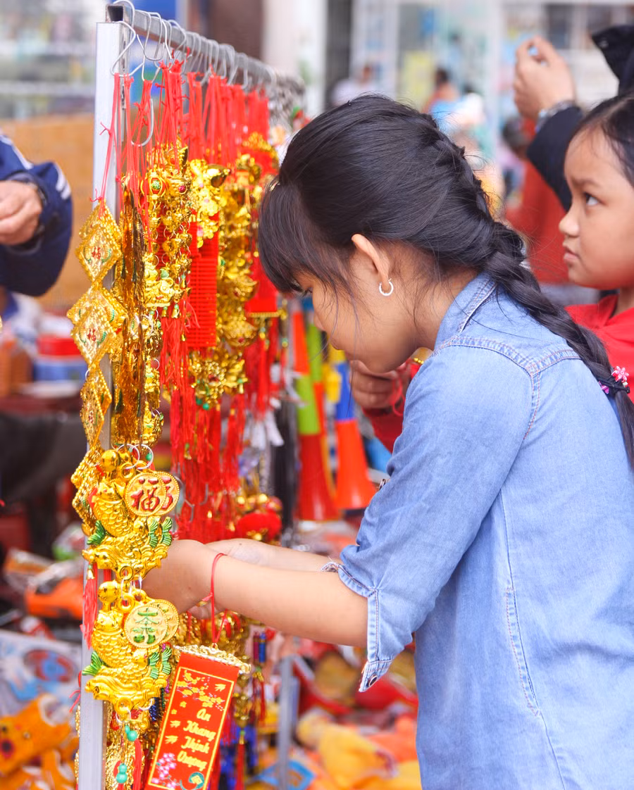 Các bé gái thích thú với những đồ vật trang trí nhiều màu sắc, xinh xắn