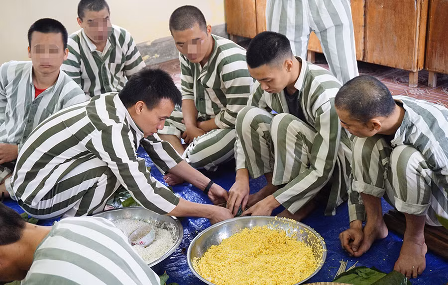 Tập cho nhau gói bánh chưng và trò chuyện, chia sẻ câu chuyện của mỗi người Tập cho nhau gói bánh chưng và trò chuyện, chia sẻ câu chuyện của mỗi người