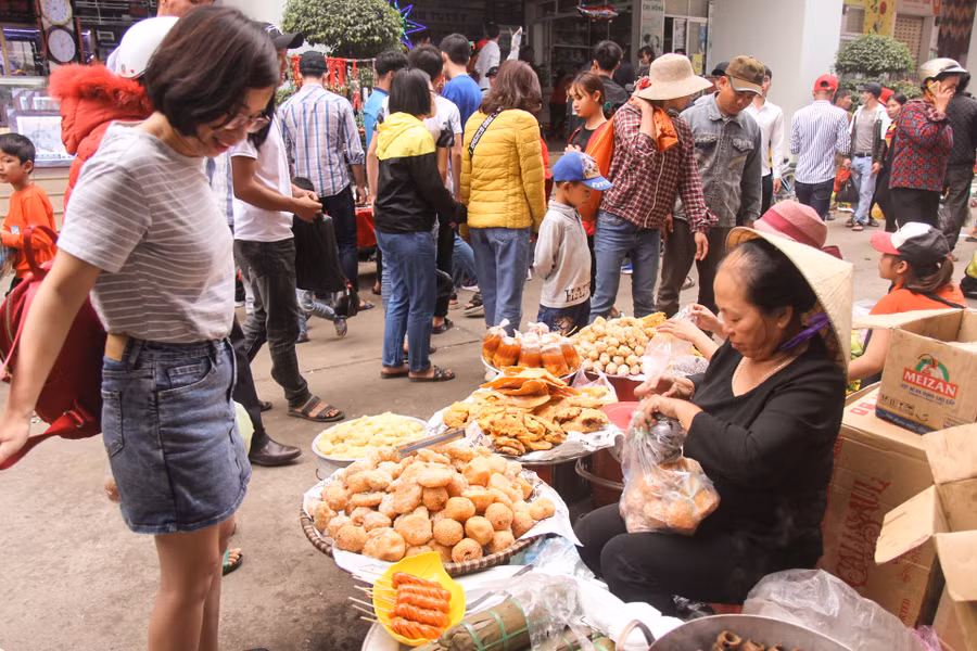 Hàng quà bánh bày bán trước cổng chợ