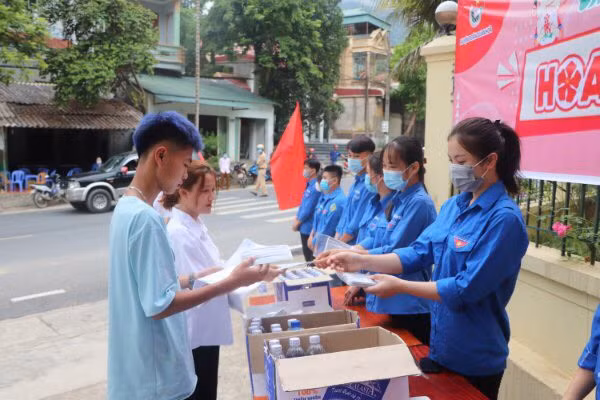 Cấp phát khẩu trang cho thí sinh.