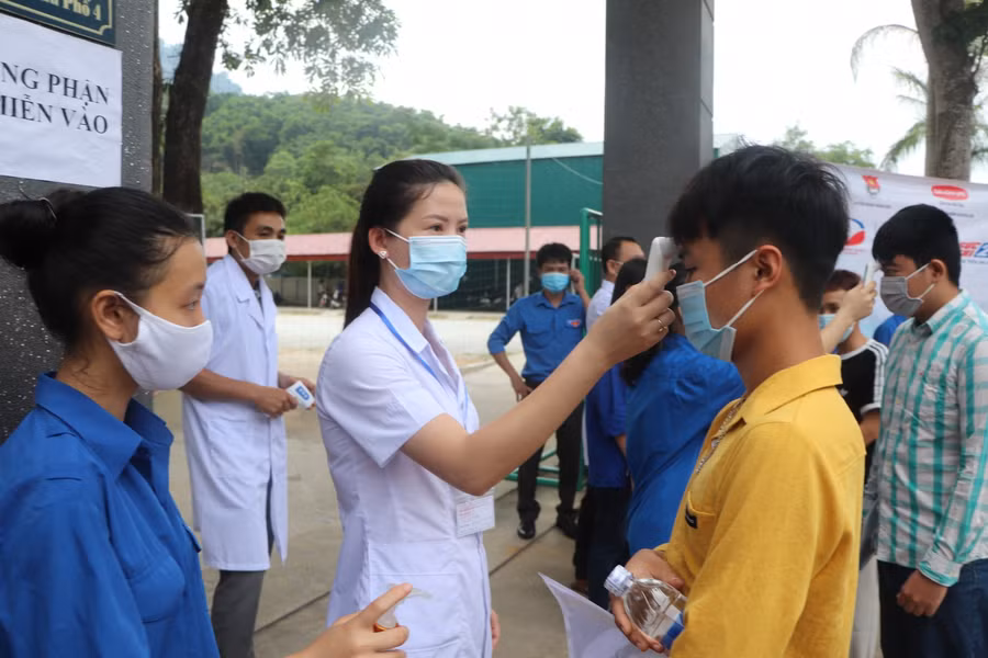 Kiểm tra thân nhiệt cho thí sinh.