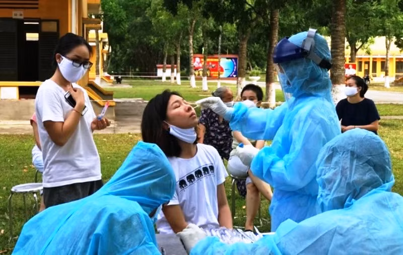 Lấy mẫu xét nghiệm Virut SARS-CoV-2 tại khu cách ly tập trung.