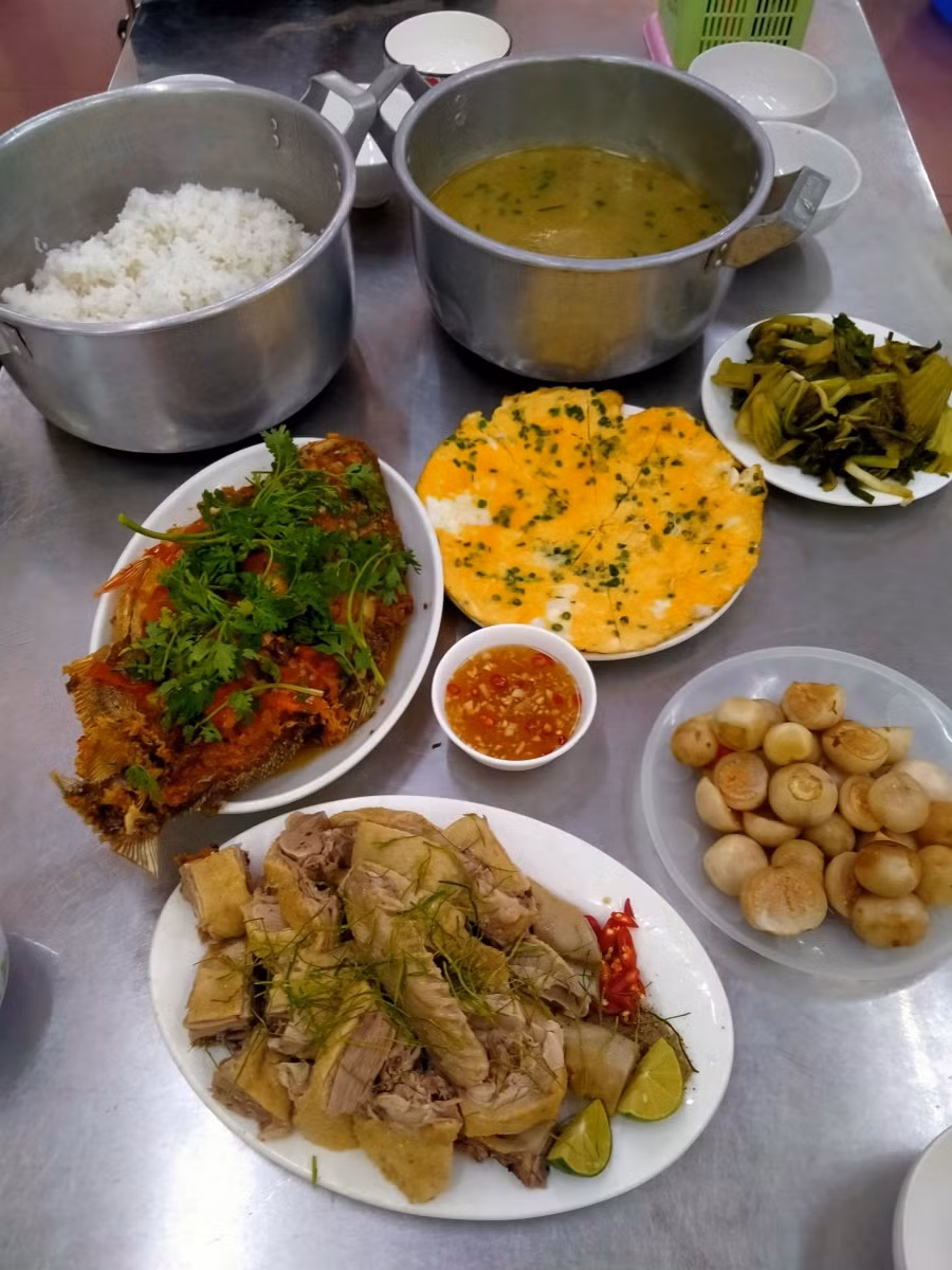 Bữa cơm của các em được giáo viên Trường Phổ thông dân tộc nội trú THCS Quan Hoá chuẩn bị.