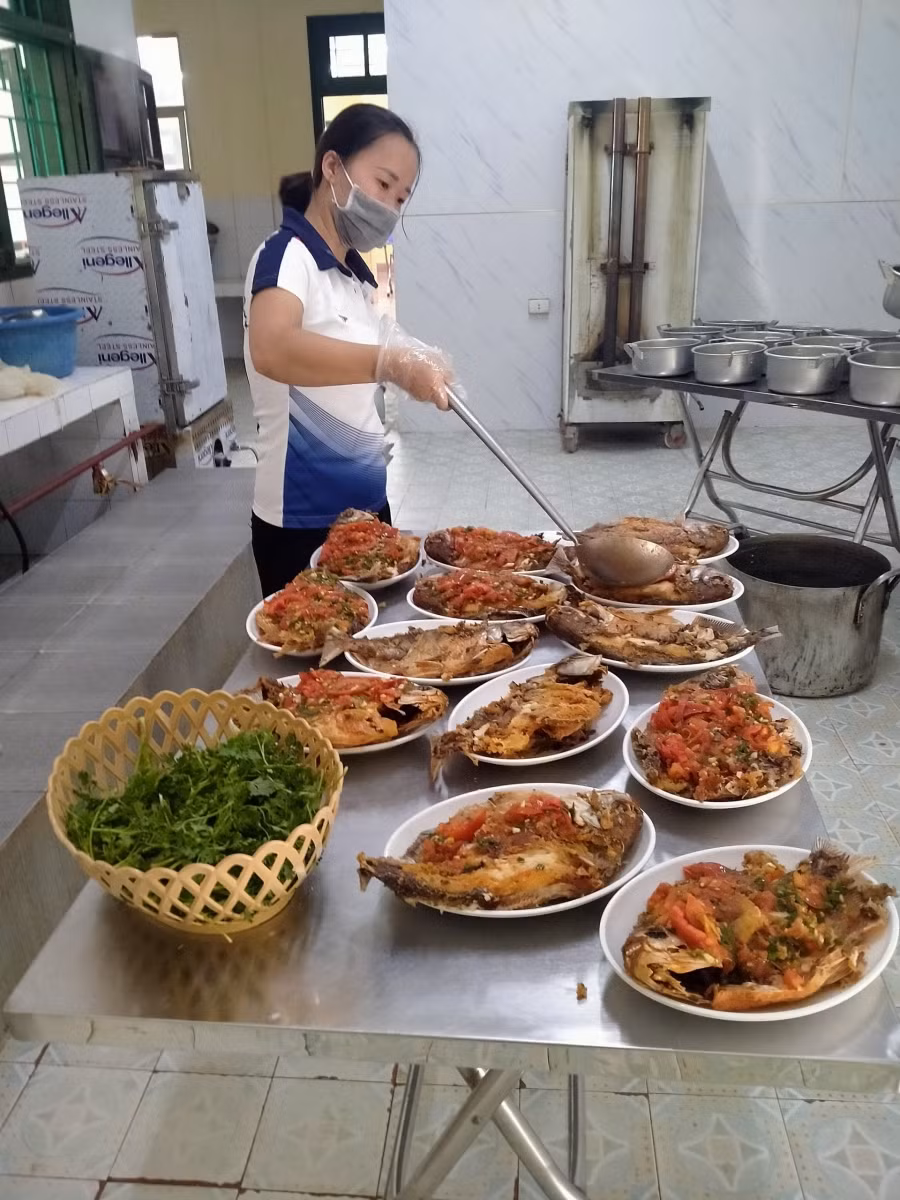 Cô giáo chuẩn bị các món ăn.
