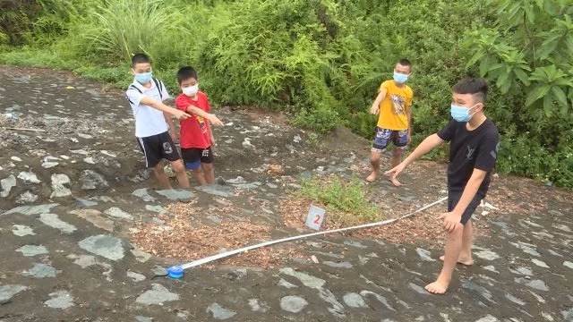 Hiện trường nhóm học sinh dùng đá ném vào ô tô đang di chuyển trên cao tốc