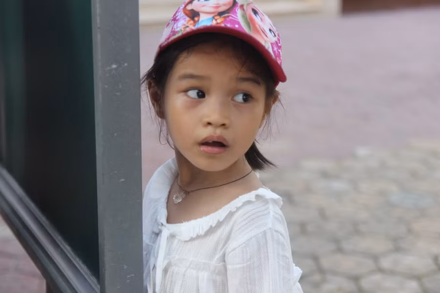 Gương mặt bỡ ngỡ của một bé gái