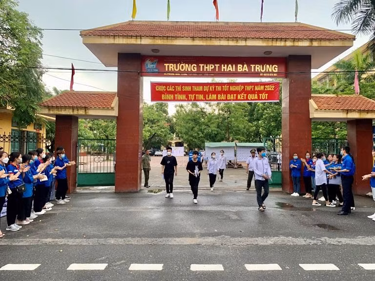 Những thí sinh đầu tiên bước ra khỏi phòng thi sau khi hoàn thành môn Toán tại điểm thi THPT Hai Bà Trưng, thành phố Phúc Yên Những thí sinh đầu tiên bước ra khỏi phòng thi sau khi hoàn thành môn Toán tại điểm thi THPT Hai Bà Trưng, thành phố Phúc Yên