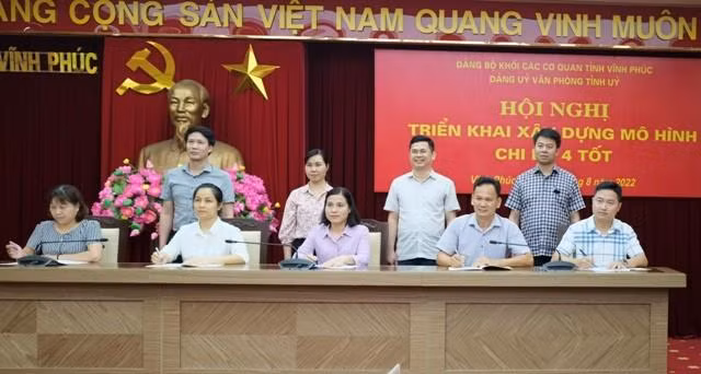 Đại diện các Chi bộ ký cam kết triển khai xây dựng mô hình "Chi bộ 4 tốt".
