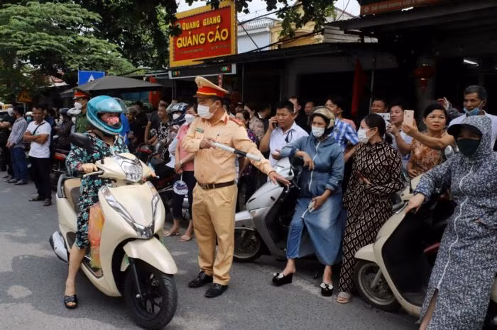 Lực lượng CSGT điều tiết giao thông, đảm bảo an toàn cho thí sinh và người nhà