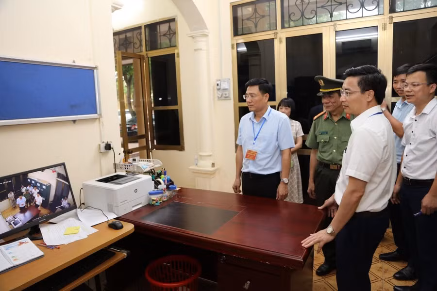 Phó Chủ tịch UBND tỉnh Vĩnh Phúc kiểm tra khu vực lưu trữ dữ liệu camera giám sát Phó Chủ tịch UBND tỉnh Vĩnh Phúc kiểm tra khu vực lưu trữ dữ liệu camera giám sát