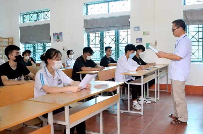Cán bộ coi thi phổ biến quy chế thi tới các thí sinh chiều 6/7