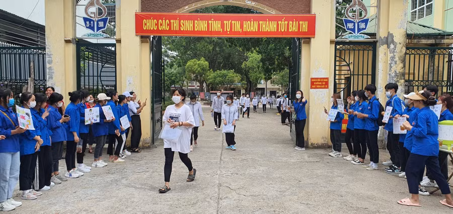 Nụ cười tươi của thí sinh sau khi hoàn thành Kỳ thi