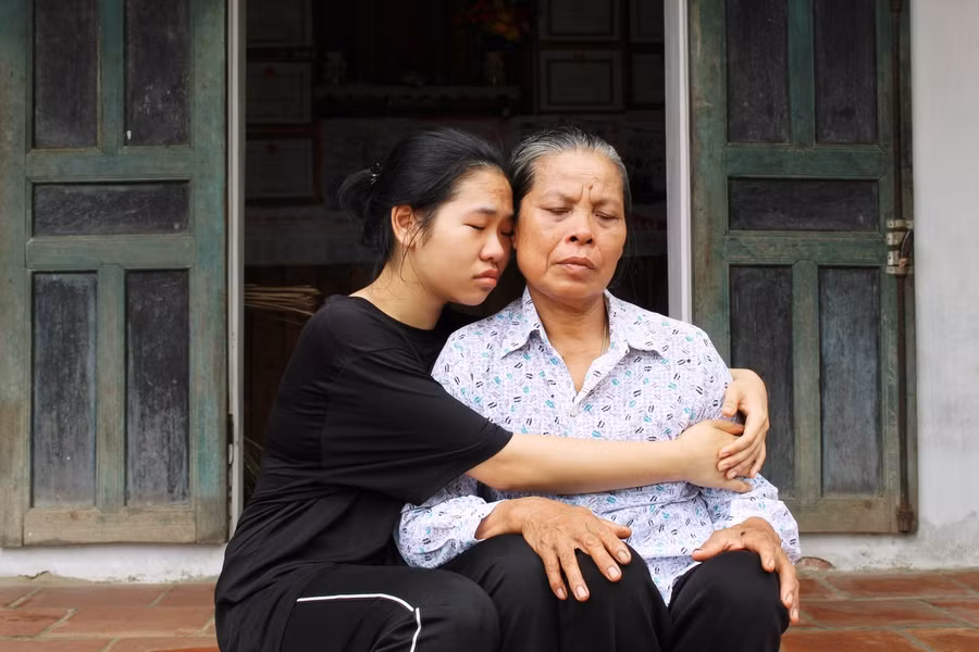 Kể từ ngày cha mẹ qua đời, ba chị em Khiêm chỉ còn chỗ dựa duy nhất là bác gái.