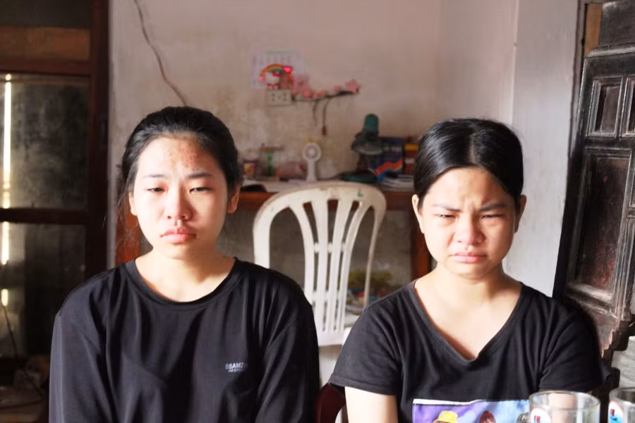 Trịnh Thị Như Khiêm và em gái Trịnh Như Thiêm gần như ngã quỵ sau cái chết của cả cha và mẹ.