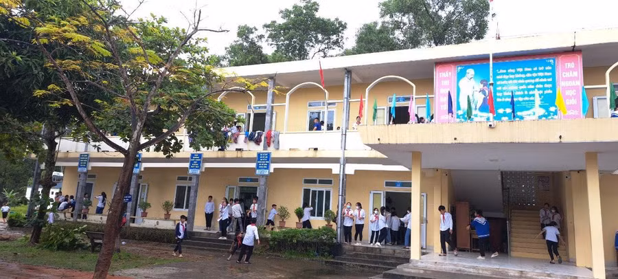 Nhiều trường học tại huyện Yên Thành, Nghệ An đã đón học sinh trở lại sau khi nước rút, ngừng mưa.