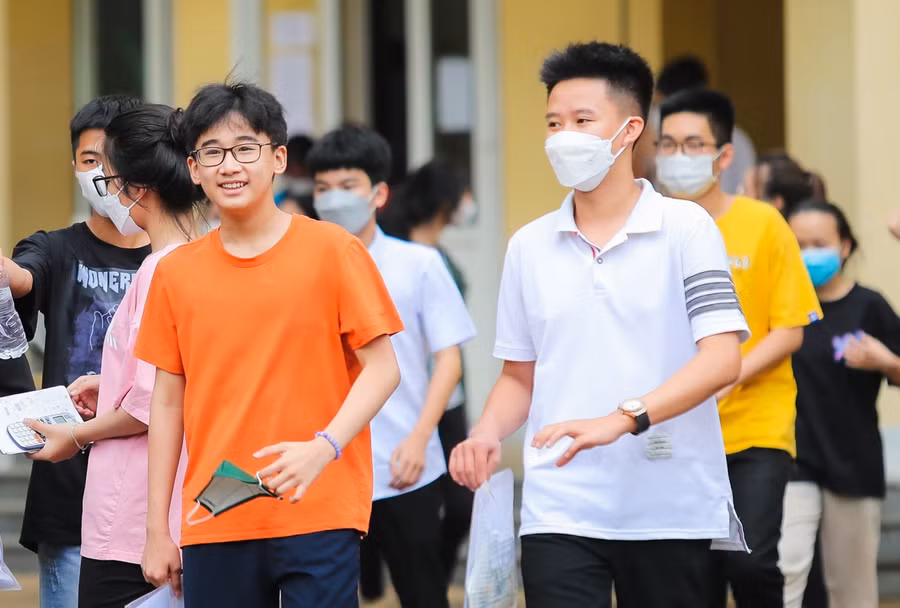 Thí sinh sau buổi thi môn Toán - Kỳ thi tuyển sinh lớp 10 tỉnh Nghệ An.