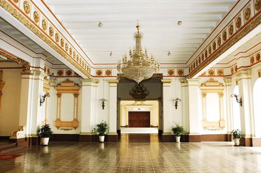 Đại sảnh ở bên trong tòa nhà trụ sở HĐND và UBND TPHCM. (Ảnh: Sở Văn hóa và Thể thao TPHCM)