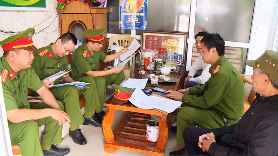 Lực lượng công an kiểm tra cơ sở cầm đồ, cho vay tài chính. Ảnh: Công an cung cấp.