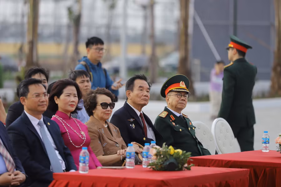 Các con trai của Giáo sư Từ Giấy tham dự buổi lễ khánh thành.