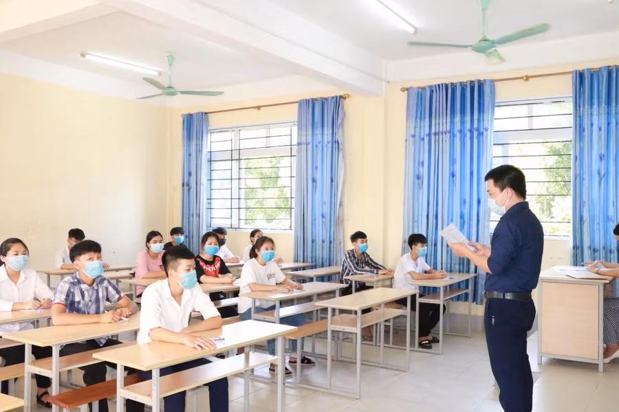 Thời tiết nắng nóng, các phòng thi đều bố trí quạt mát cho thí sinh. Giám thị đọc quy chế, nhắc nhở thí sinh thực hiện đúng quy định, đồng thời động viên, khích lệ tinh thần để các em tự tin bước vào môn thi đầu tiên.