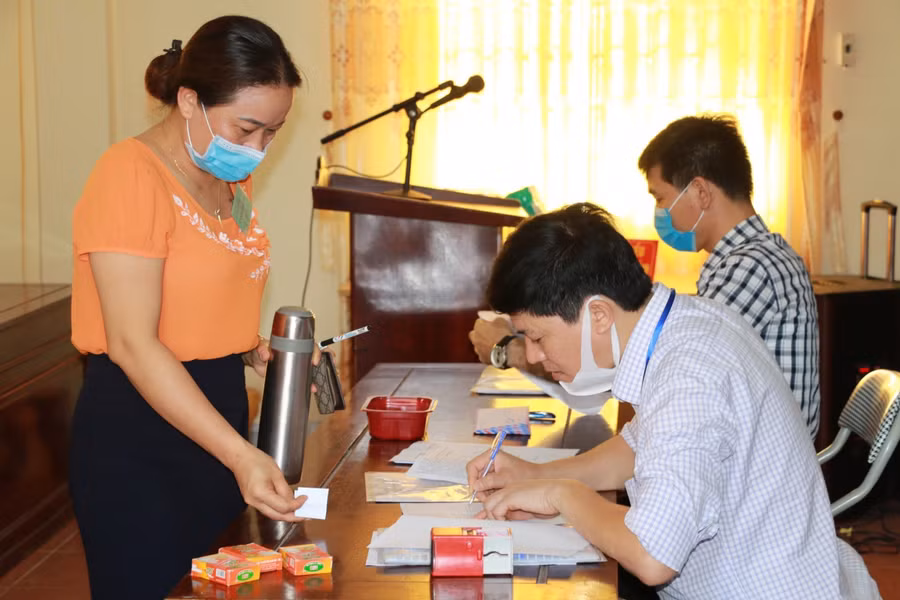 Giám thị bốc thăm phòng coi thi vào đầu buổi thi để đảm bảo khách quan