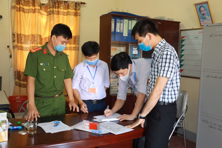 Việc giao nhận đề thi có sự chứng kiến của Chủ tịch Hội đồng thi, công an để đảm bảo an toàn, bảo mật đúng quy chế