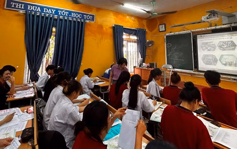 Cô giáo Nguyễn Thị Hồng Thắm hướng dẫn học trò ôn tập Cô giáo Nguyễn Thị Hồng Thắm hướng dẫn học trò ôn tập