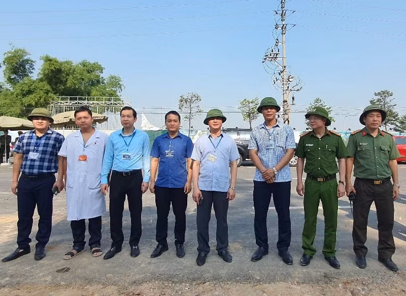 Lãnh đạo Thành ủy và UBND TP Vĩnh Yên chỉ đạo buổi cưỡng chế. Lãnh đạo Thành ủy và UBND TP Vĩnh Yên chỉ đạo buổi cưỡng chế.
