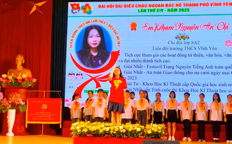 Em Phạm Nguyễn An Chi học sinh Trường THCS Vĩnh Yên được tuyên dương tại đại hội