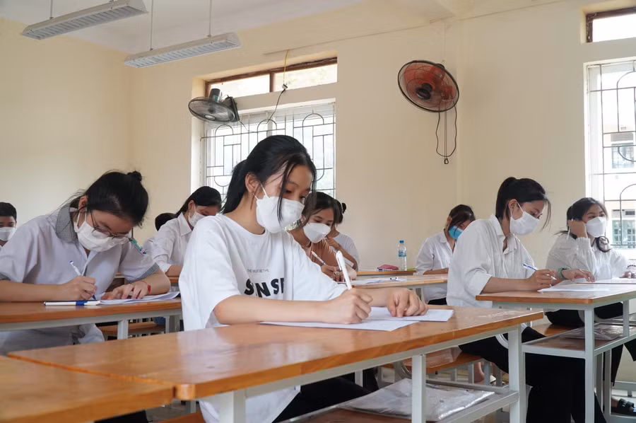 Thí sinh dự thi tuyển sinh vào lớp 10 tỉnh Nghệ An năm 2022 tại điểm thi Trường THPT Phạm Hồng Thái, Hưng Nguyên, Nghệ An.