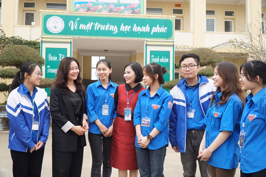 Cô Cao Thị Hải An (thứ 4 từ trái sang) - Phó Hiệu trưởng Trường THPT Diễn Châu 3 vừa được phong tặng danh hiệu Nhà giáo Ưu tú. Ảnh: Hồ Lài