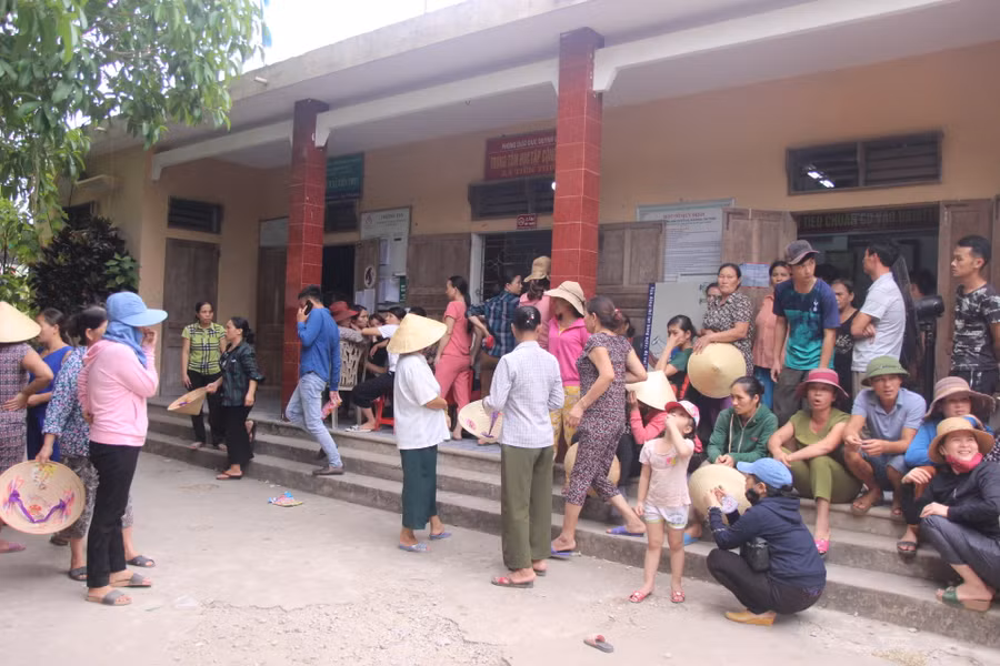 Người dân tập trung tại trụ sở UBND xã Tiến Thủy yêu cầu cơ quan chức năng có khẩn trương cứu nạn, tìm kiếm thuyền viên mất tích