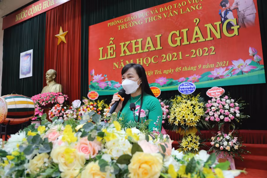 Cô Đỗ Thị Hồng Hạnh, Hiệu trưởng Trường THCS Văn Lang (TP Việt Trì) đọc thư của Chủ tịch nước gửi học sinh cả nước nhân ngày khai trường.