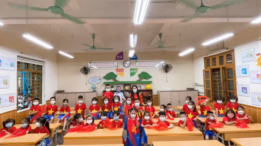 Cô trò lớp 1A8, Trường tiểu học Nguyễn Đức Cảnh, quận Lê Chân chờ giờ diễn ra lễ khai giảng