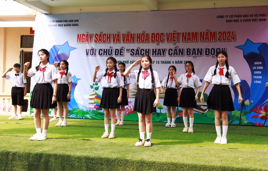 Học sinh Trường THCS Quảng Hùng, TP Sầm Sơn (Thanh Hóa) tham gia văn nghệ trong chương trình Ngày Sách và Văn hóa đọc Việt Nam 2024. (Ảnh: TH)
