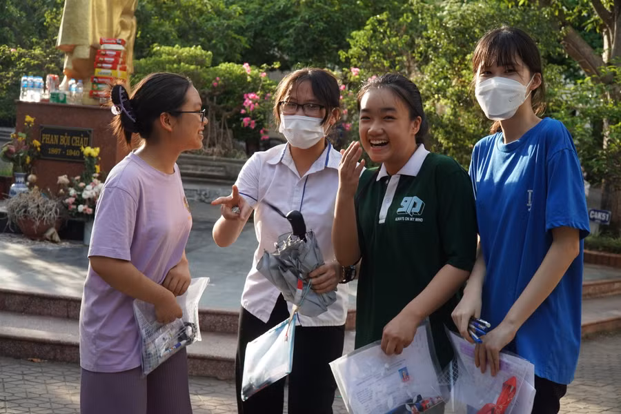 Nhiều bạn phấn khởi sau khi rời khỏi phòng thi và thỏa mãn với bài làm của mình. Ảnh: Hồ Lài.